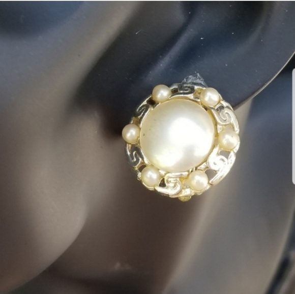LISNER VINTAGE GOLDTONED & FAUX PEARL BUTTON STYLE CLIP ON EARRINGS - Picture 1 of 6